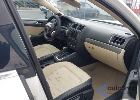 2014 Volkswagen Jetta 1.8T Sel z USA, uszkodzony, nr VIN 3VWL07AJ2EM211280